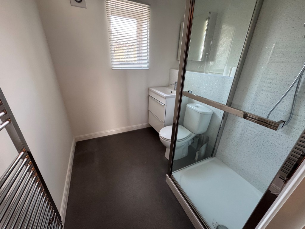Lot: 15 - TWO-BEDROOM APARTMENT - En-suite to bedroom 1